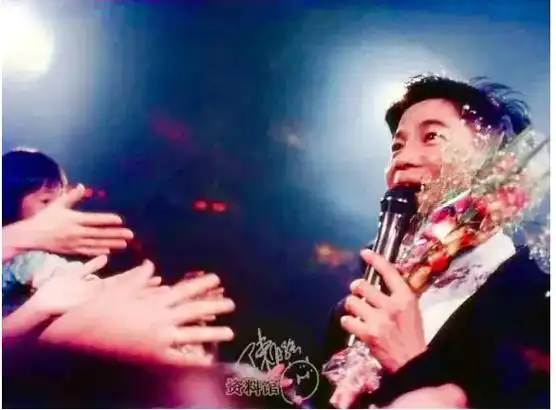 陈百强88存真演唱会歌迷热情感人.报道说似乎现场观众个个都是 - 抖音