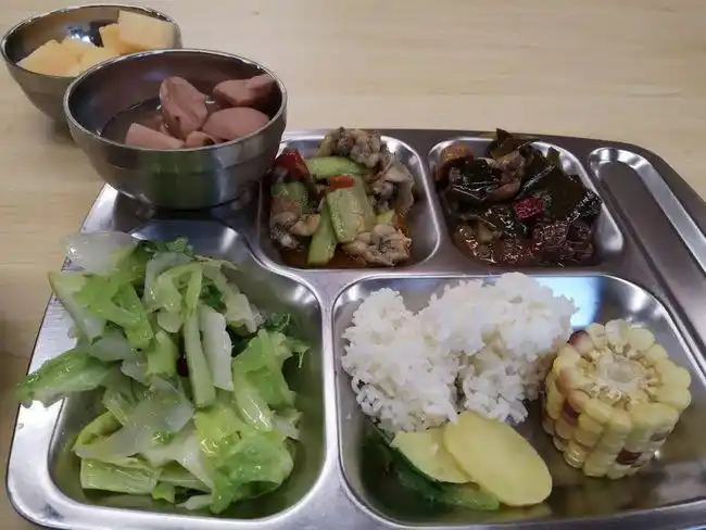 食堂餐这样吃想长胖也不易