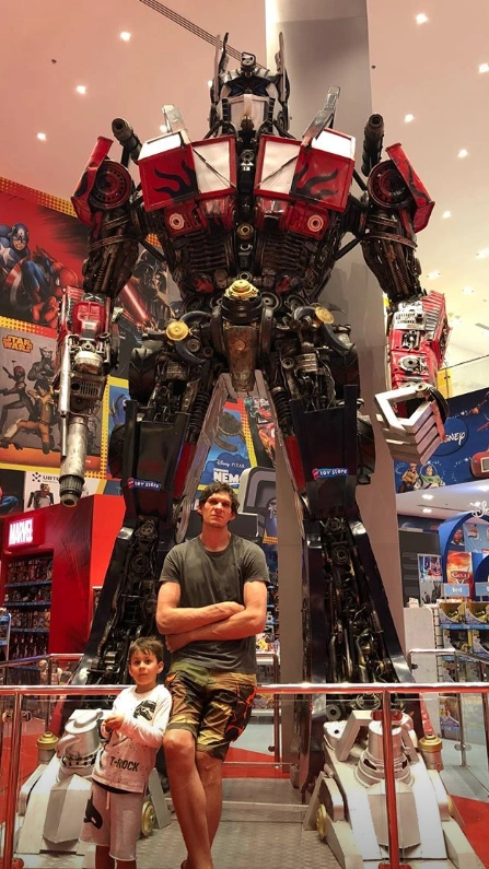 逼真!博班与儿子合影擎天柱的模型