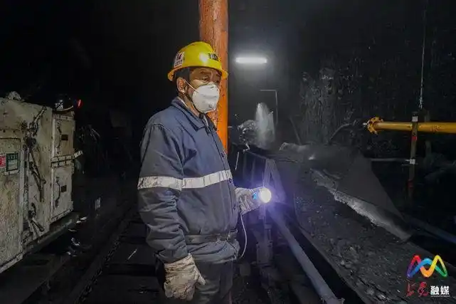 记者体验一线煤矿工人生活