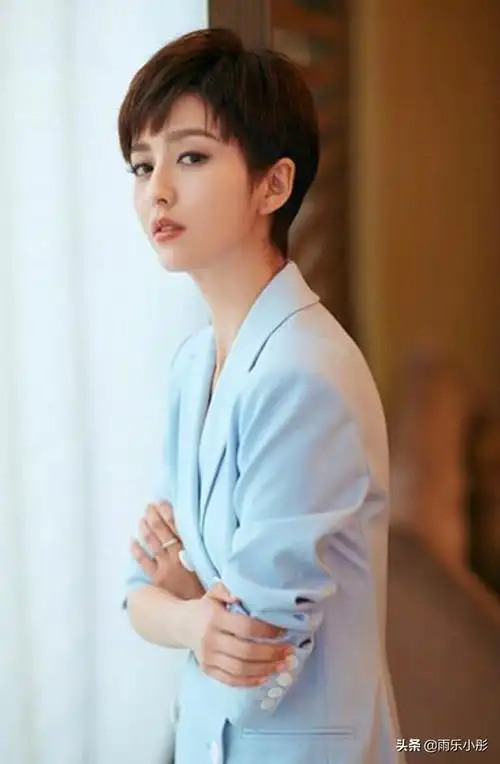 但是有一位女神,她留长发时美艳动人,剪短发时却帅到让男神失去自信