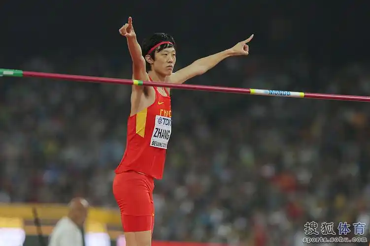 男子跳高决赛张国伟飞跃横杆大鹏展翅