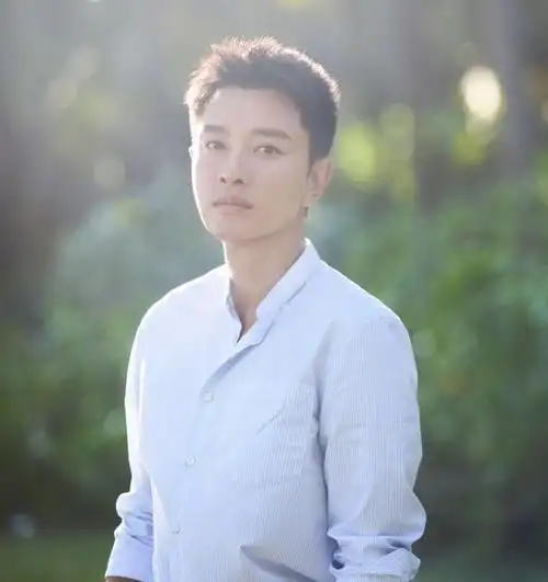 贾乃亮新恋情曝光与短发美女同回家中