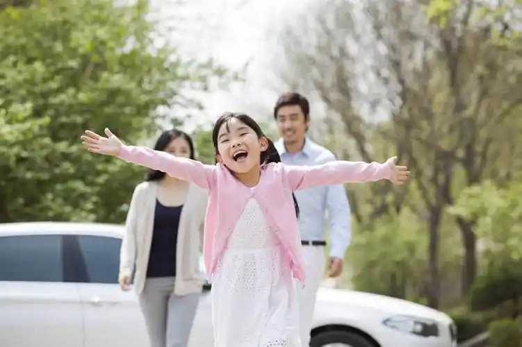 女儿,站,跑,笑,微笑,露齿笑,横图,室外,白天,正面,衬衫,快乐,幸福