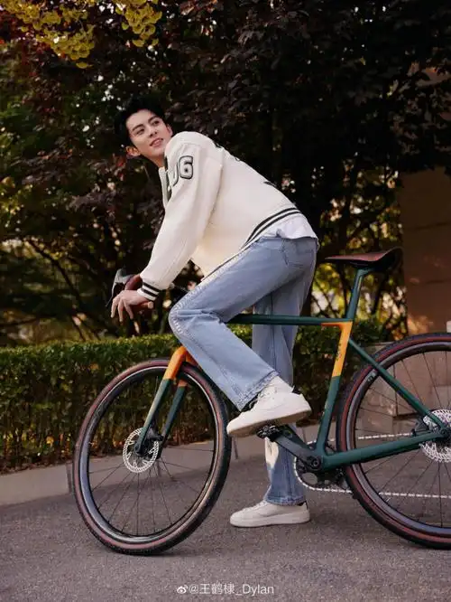 王鹤棣小白鞋白袜