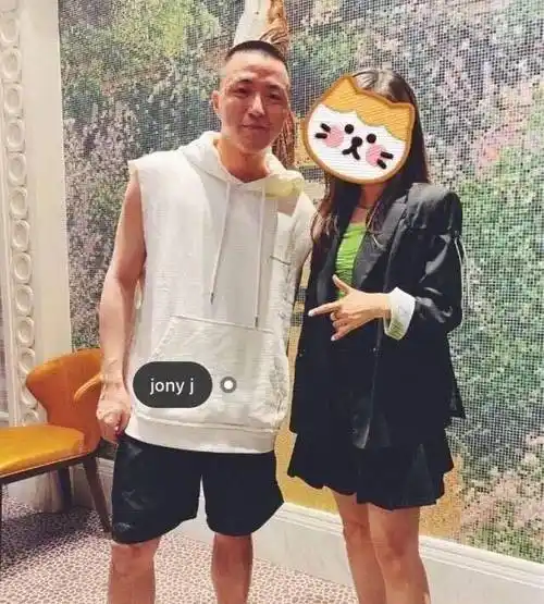 青你2庆功宴the9成员没人告诉虞书欣换常服jonyj忘开美颜变月球表面