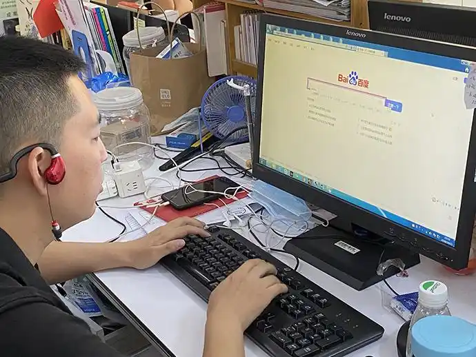 郑锐在电脑前工作.澎湃新闻记者 黄霁洁 图