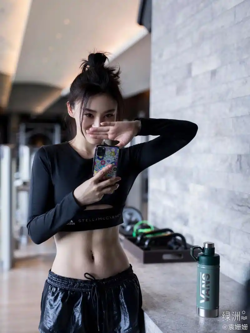 1 / 11 4月20日,袁姗姗工作室晒出一组袁姗姗的健身照,照片中袁姗姗身