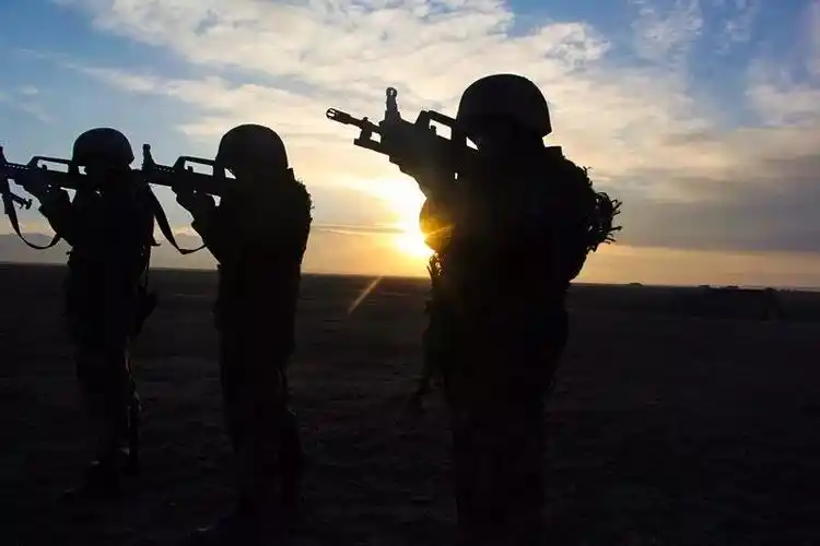 15张极致的军人剪影,每张都超美!