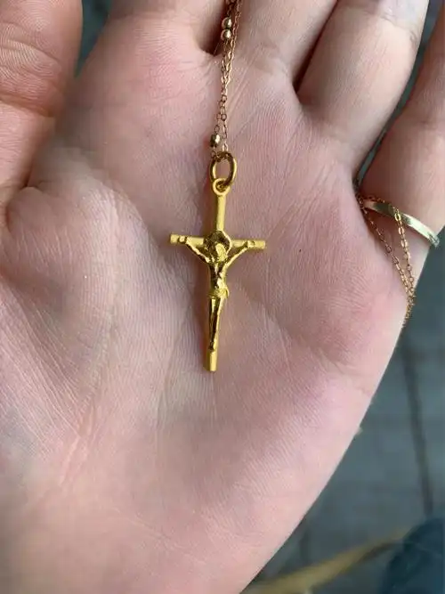 周生生足金耶稣十字架