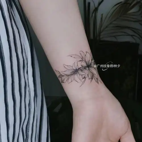 百合素花纹身遮盖手腕伤疤