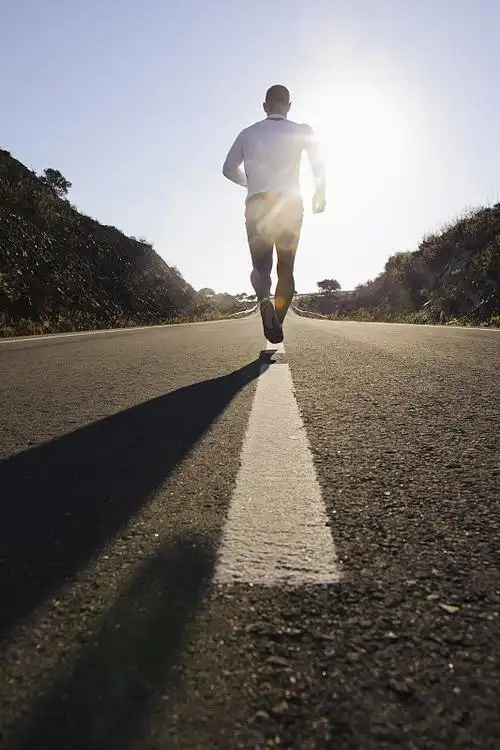 跑步者在路上奔跑图片下载