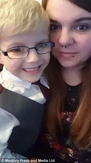 英国4岁男孩穿裙子上学引发争议