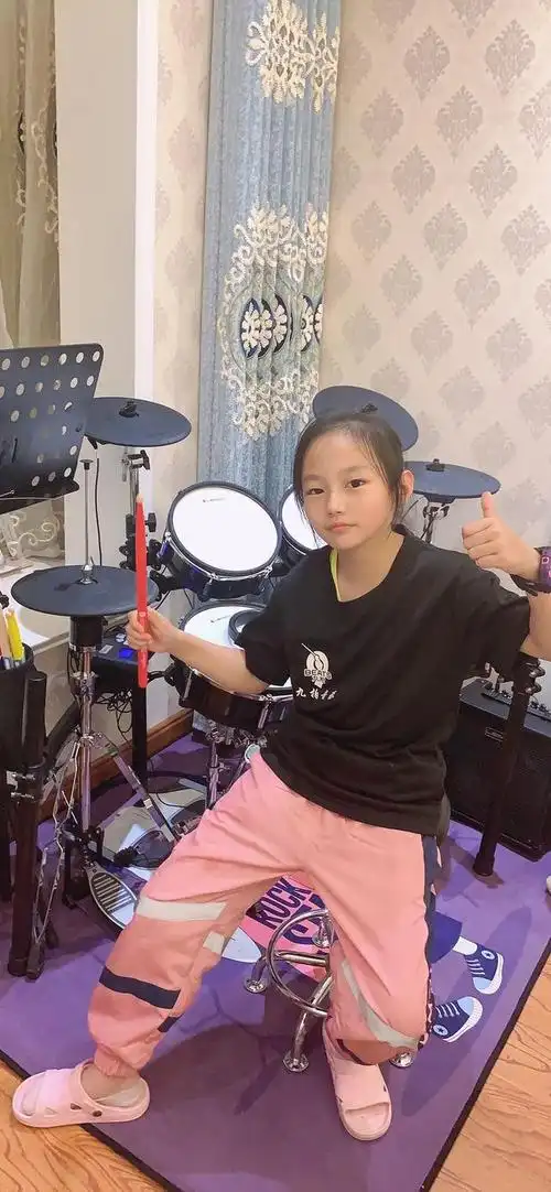 请看这个打架子鼓的小女孩的自信和帅气