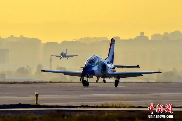 空军西安飞行学院某旅组织新期班飞行学员首次单飞5
