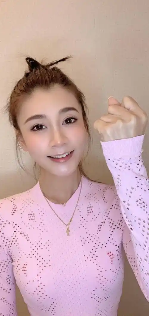 原创曹云金前妻唐菀晒近照瘦成纸片人没有一点肉的四肢实力抢镜