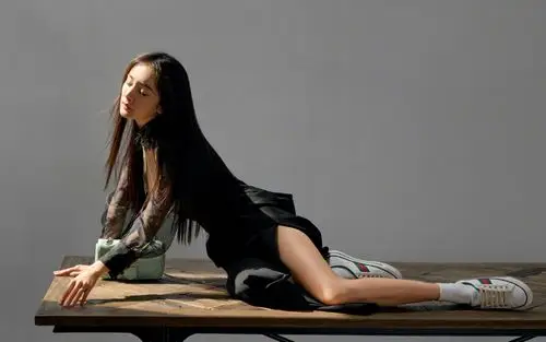 杨幂成熟干练写真桌面壁纸