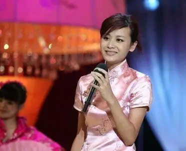 组图:叶一茜复出显姣好身材 粉色旗袍一展歌喉