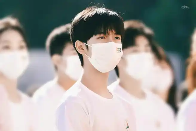 青年主持人贺峻霖##贺峻霖参加中传开学典礼