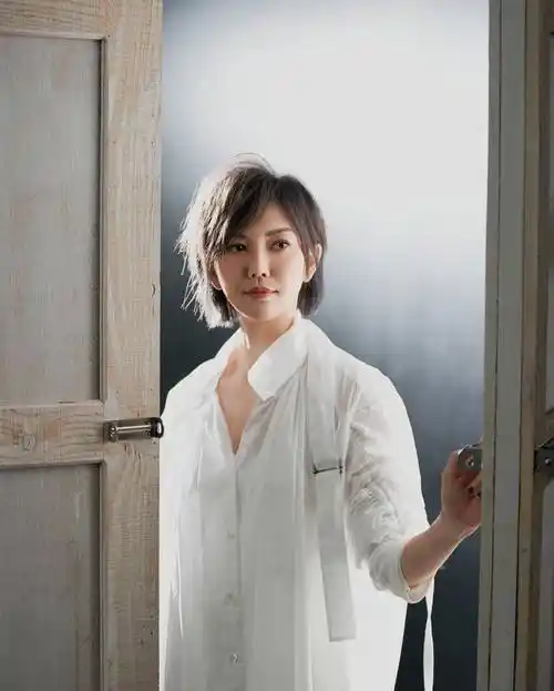 冷门歌手孙燕姿被"偷拍",素颜出镜白到发光,豪放坐姿引争议_音乐_父母