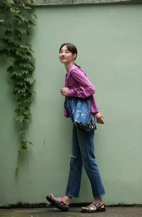 白百何真的减龄紫色衬衫搭配牛仔裤38岁像28岁的人一样