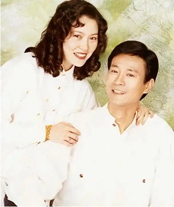 (郑少秋与官晶华)1988年,沈殿霞发现了丈夫的婚外情,赌气向郑少秋提出