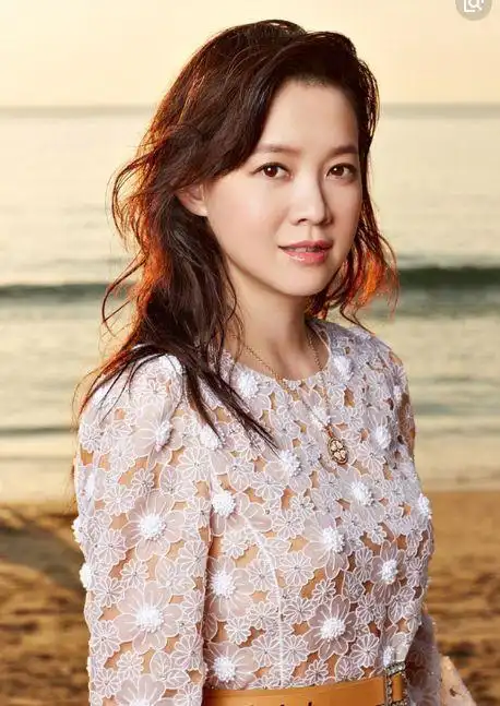 曾宝仪的美貌很出色,一点也不像是曾志伟的女儿,穿扮了得,让人惊呼!