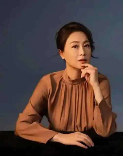 吴玉芳真是美了一辈子,61岁穿衣简单还时髦高级,越老越有范端庄