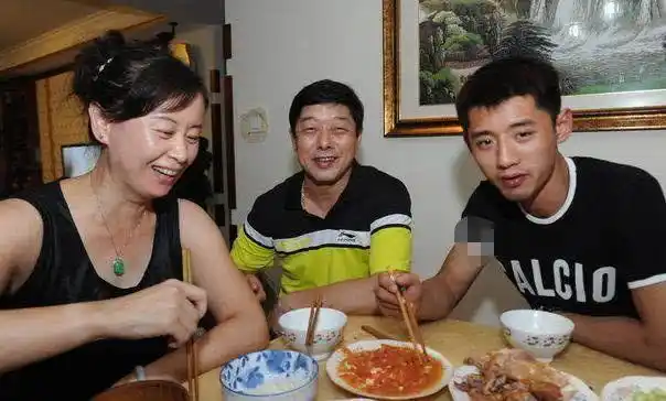 景甜自爆不想再拖,两人恋情遭受挑战?只因张继科父母态度不好