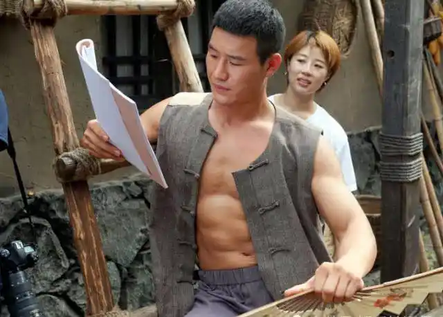 当年的"小兵张嘎"现如今已变成人们眼中的肌肉男,网