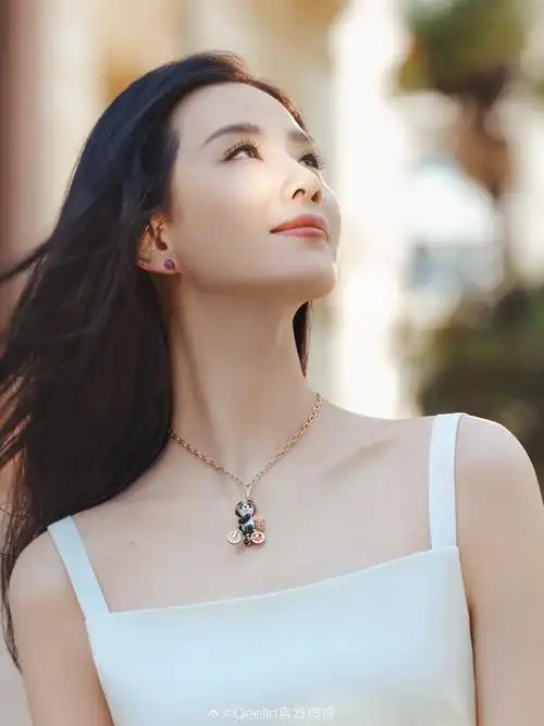 qeelin 代言人刘诗诗佩戴熊猫 bo bo 项链单车骑行