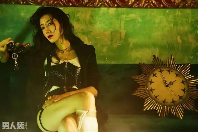 韩雪登上男人装封面立刻变身成为魅惑的特工