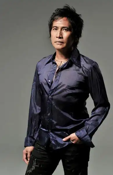 并且生下私生子方伟,起初,齐秦并不承认儿子方伟,2001年8月,方美芳以