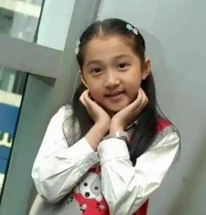 有一种整容叫鹿晗恋爱,女友关晓彤没什么变化,他像换了个人.