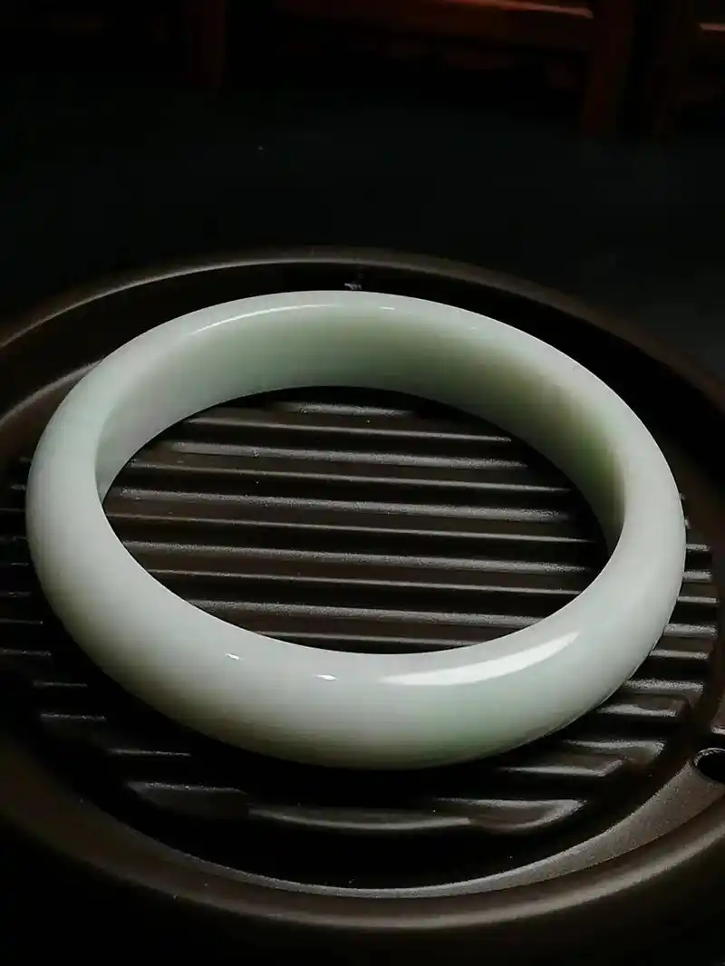 缅甸翡翠精品手镯,料子属翡翠老坑料!料子干净,料子墩实