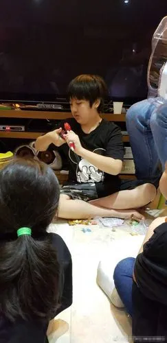 吴镇宇为儿子庆生感慨又大一岁费曼眉目清秀很帅气