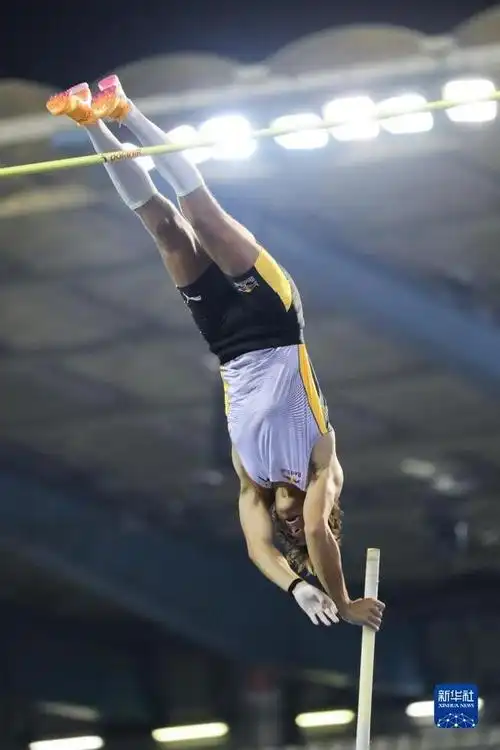 9月8日,瑞典选手杜普兰蒂斯在男子撑杆跳高比赛中.