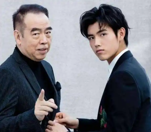 陈飞宇晒童年合照为陈凯歌庆生,父子相依,小家伙眉清目秀像极了妈妈