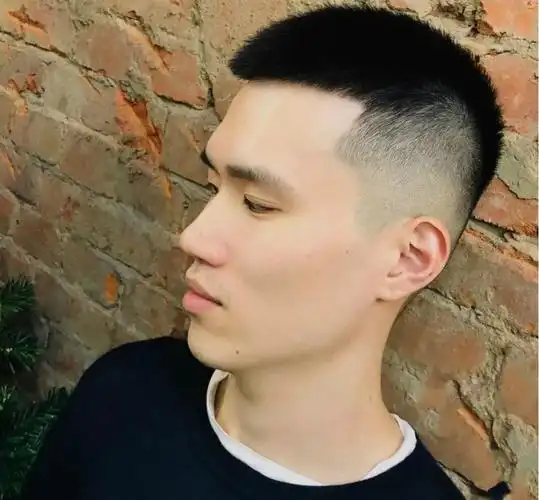 这种头发很容易翘起来,选择发型也是让很多帅哥伤透了心