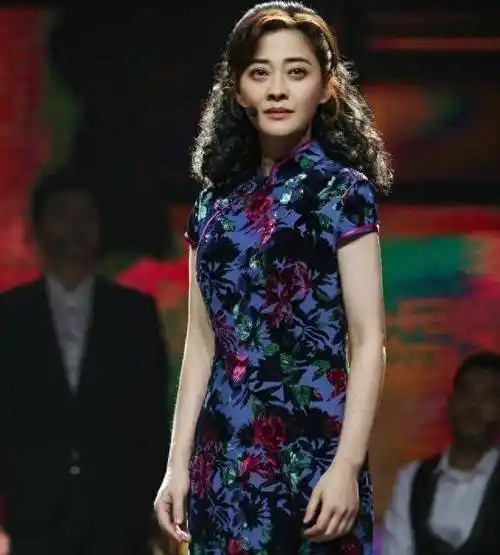 穿旗袍的梅婷太可爱了,造型传统又大气,两位王牌真像妈妈啊!