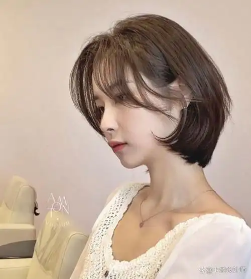 首先,日系短发通常会有一个比较明显的层次感,这个层次感是通过不同的