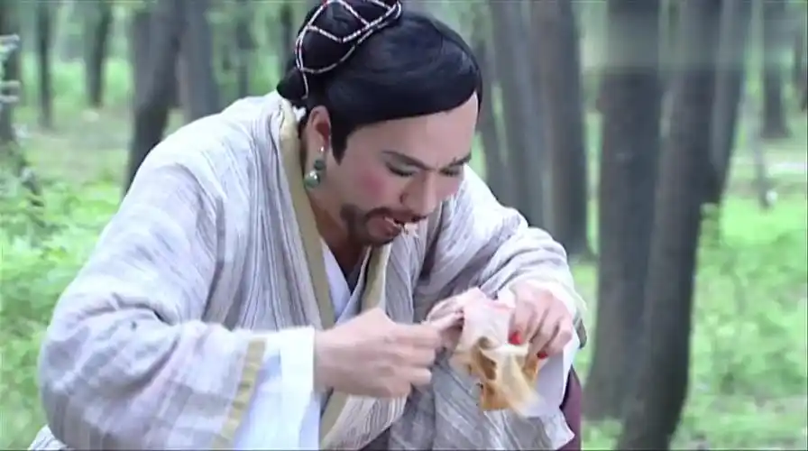 小鱼儿与花无缺恶通天女装吓走家丁吃鸡腿的时候碰到了屠娇娇