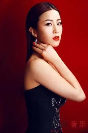 歌手郭涛新片优雅性感 醇美红色喜气洋洋