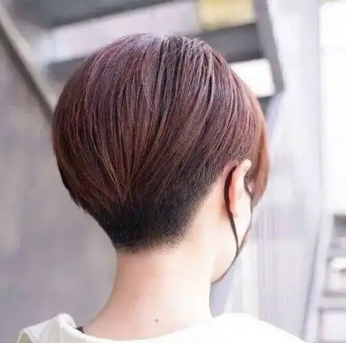 穿西装的女生推荐这款超短发,额头前剪个长刘海,两侧头发别起来,又酷