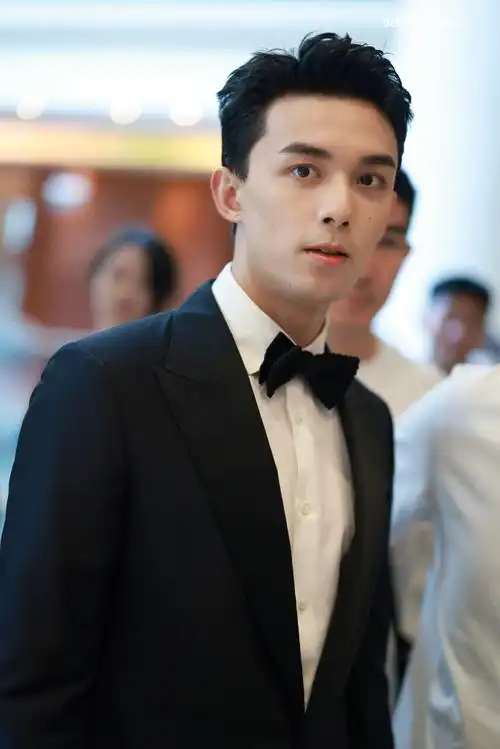 吴磊电影不虚此行##吴磊上海电影节出发图##吴磊黑色领结西装大