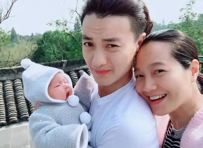 周一围为妻子朱丹庆生,壕送6位数奢华金戒,牵手秀恩爱羡煞旁人_外界