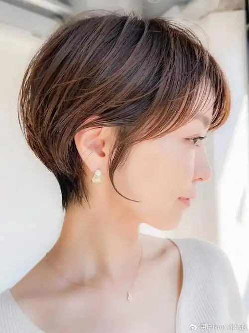 它既好看时尚,又能修饰脸型,提升气质,而且易于打理,展现出女性的精致