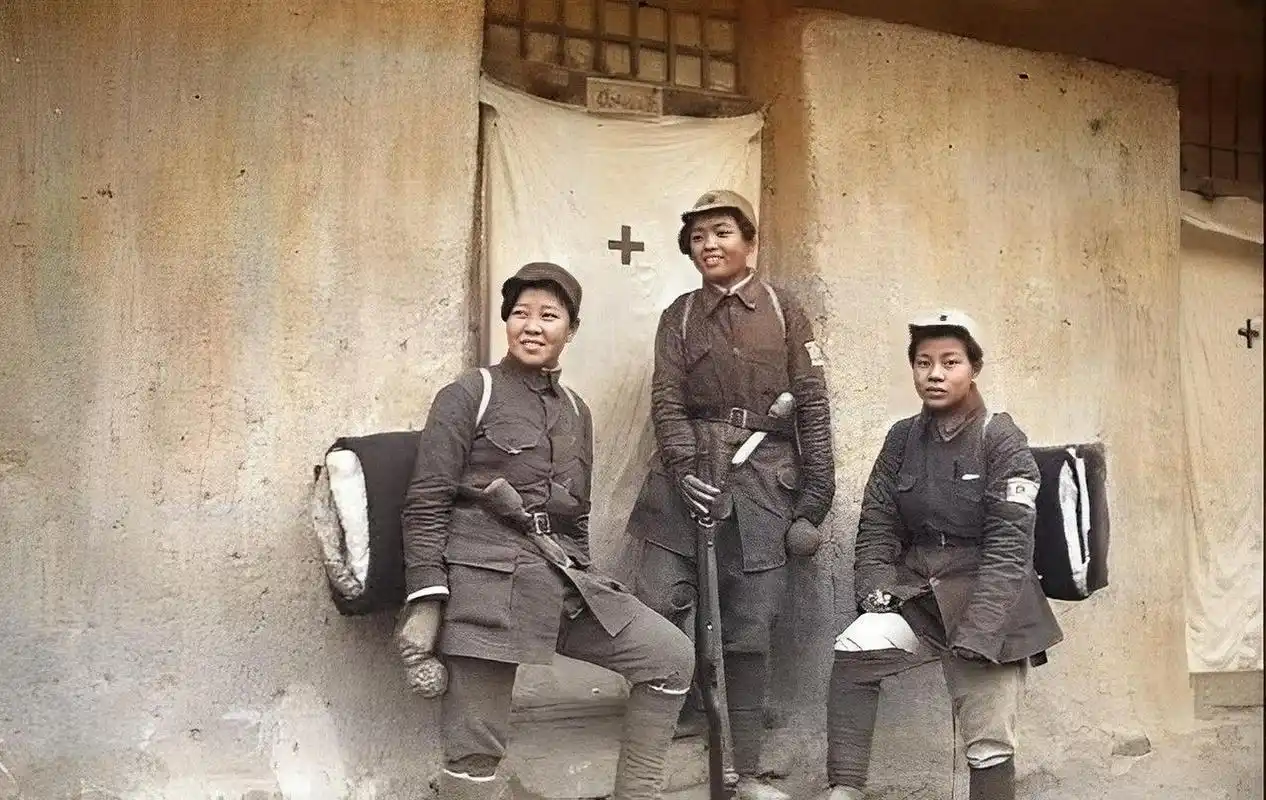 抗战时期,三张八路军女医生的真实照片,都穿着军装,绑腿,行军被,显然