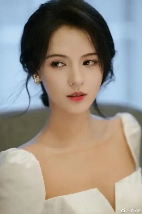 张予曦穿方领白裙优雅似公主 笑容灿烂甜美-易天影视公司-服务项目