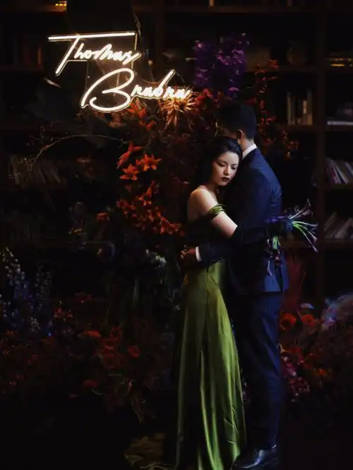 五彩斑斓的黑色婚礼